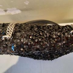 Hordtáska noir à paillettes, amint azt TCL az iLost segítségével jelentette.