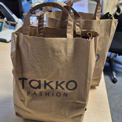 Papír táska beige Takko, amint azt Connexxion Zeeland az iLost segítségével jelentette.