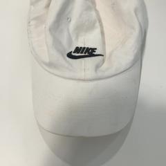 Gorra de beisbol White Nike cap, segons ha informat TU/e - Receptie Atlas mitjançant iLost