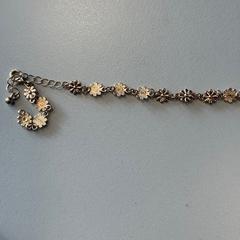 Bracelet Goud, flowers, as reported by TU/e - Receptie Helix using iLost