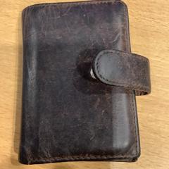 Carteira Ndavi, como reportado por Gemeente Amsterdam utilizando o iLost