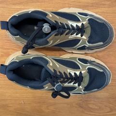 Sapato, como reportado por Het Amsterdamse Winterparadijs utilizando o iLost