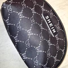 Borsa dei trucchi, come riportato da Qbuzz DMG utilizzando iLost