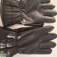 Luvas zwart leer, segundo informou Regio West-Vlaanderen usando iLost