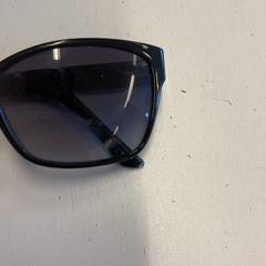 Des lunettes de soleil, a été signalé par Awakenings Upclose utilisant iLost