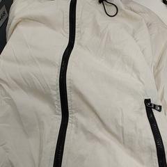 Kleding - Jas Gabriels, amint azt Centraal magazijn az iLost segítségével jelentette.
