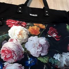 Taška Zwart met bloemen print, jak nahlášeno EBS Tramplein pomocí iLost