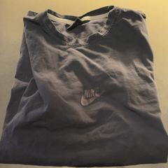 Ing Donker blauw Nike tshirt, amint azt Van der Valk Hotel Houten az iLost segítségével jelentette.