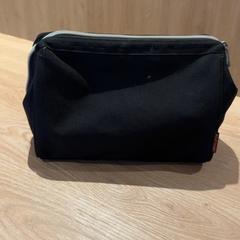 Trousse de toilette, a été signalé par Van der Valk Hotel Eindhoven - Best utilisant iLost