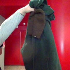 Hoodie & Pet green, zoals gemeld door MEININGER Hotel Roma Termini met iLost