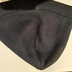 قبعة صغيرة bleu marine، كما تم الإبلاغ عنه بواسطة TCL عبر iLost