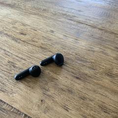 2 JBL earpligs، كما تم الإبلاغ عنه عبر iLost