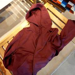 Jaqueta Rouge bordeaux, segons ha informat IKEA Strasbourg mitjançant iLost