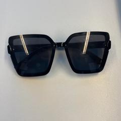 Óculos de sol Zwart, como reportado por Pathé Schouwburgplein utilizando o iLost