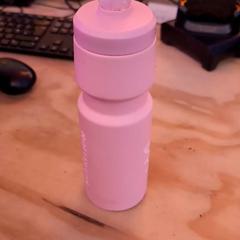 Botella para beber Roze, ha sido reportado por Schaatsbaan Rotterdam con iLost