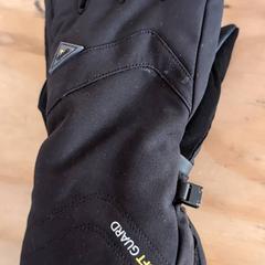 Guants Zwart paar, segons ha informat Schaatsbaan Rotterdam mitjançant iLost