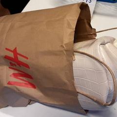 Kézitáska, amint azt Qbuzz ZHN az iLost segítségével jelentette.