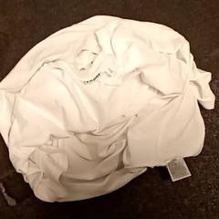 Camisa White, segons ha informat Mövenpick Hotel Amsterdam City Centre mitjançant iLost