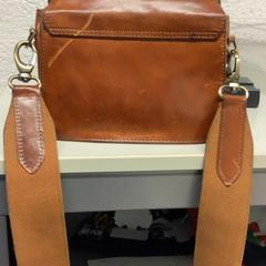 Sac Bruine leren tas, a été signalé par Artis utilisant iLost
