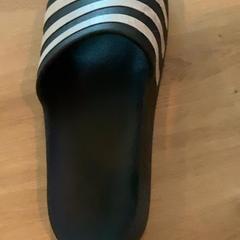 Kúpeľové papuče, ako bolo nahlásené MEININGER Hotel Köln West pomocou iLost