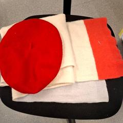 スカーフ & ベレー beige/rose et rouge がiLostで IKEA Marseille La Valentine によって報告されました