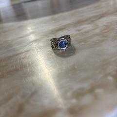 Zilverkleurige ring met ovaal lichtblauw steentje, segons s'ha informat a iLost