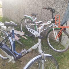 2 kappote fietsen bij container, som rapporterats till iLost