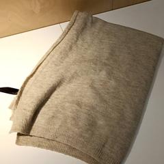 شال Beige gebreid، كما تم الإبلاغ عنه بواسطة IKEA Groningen عبر iLost