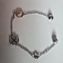 Armbandje "luck" en klavertje 4, som rapportert til iLost