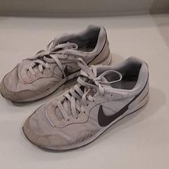 スニーカー がiLostで Van der Valk Hotel Schiphol によって報告されました