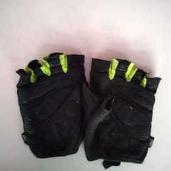 Guanti, come riportato da Twisto utilizzando iLost