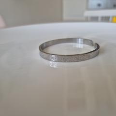 Zilverkleurige armband Guess, amint azt az iLostnak jelentették.