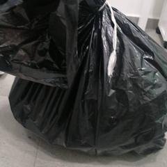 كيس حمل اسود اسود, gisa salatu by محطة الدمام (الدمام) iLost erabiliz