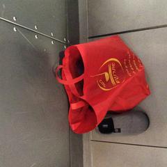 Tüte mit diversen Kleidungsstücke, segons ha informat MEININGER Hotel Berlin Airport mitjançant iLost