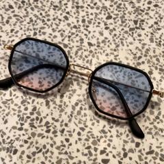Gafas de sol, ha sido reportado por MEININGER Hotel Berlin "Mitte" Humboldthaus con iLost