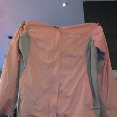 Jacka Rosa Jacket, rapporterat av MEININGER Hotel Hamburg City Center med iLost