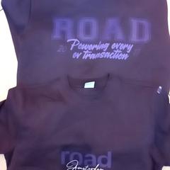 Purple sweater & tshirt road, amint azt Leonardo Royal Hotel Amsterdam az iLost segítségével jelentette.