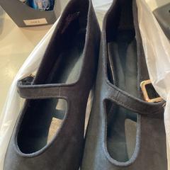 Cipő Black, amint azt MEININGER Hotel Paris Porte de Vincennes az iLost segítségével jelentette.