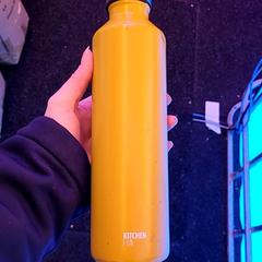 Botella termo Gele kitchen fun thermos fles, ha sido reportado por Schaatsbaan Rotterdam con iLost