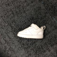 Dětská bota Wit, jak nahlášeno Gemeente Nijmegen pomocí iLost