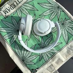 Slúchadlá White JBL headphones in Amsterdam bag, ako bolo nahlásené Van Gogh Museum pomocou iLost