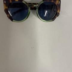 Shades, segundo informou Silver Sands Beach usando iLost