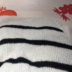 Suéter Wit zwarte strepen, ha sido reportado por IKEA Wilrijk con iLost