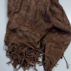 Scialle Bruin met print, come riportato da Vrije Universiteit Amsterdam utilizzando iLost