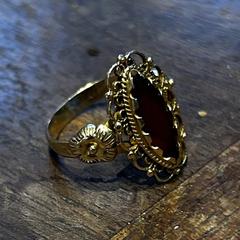 Gouden ring met bordeaux steen en 2 bloemen, ako bolo nahlásené iLost