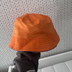 Oranje bucket hat, as reported to iLost
