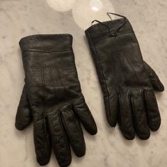 Black gloves, come riportato a iLost