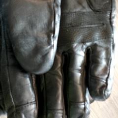 Ruházat - handschoenen, amint azt Regio Antwerpen - Brussel az iLost segítségével jelentette.