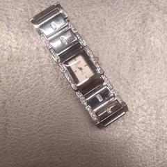 Eskumuturreko erlojua, gisa salatu by IKEA Linköping iLost erabiliz