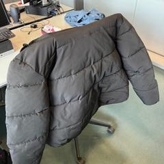 코트 Zwart, Zara, maat S, iLost를 사용하여 TU/e - Receptie Helix에 보고됨